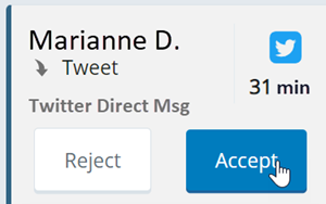 An inbound Twitter message. Shows the contact name, Twitter icon, queue time, and reject and accept buttons.