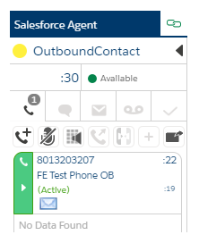 Una llamada activa en Salesforce Agent, con un icono de correo personalizado debajo del nombre del contacto.