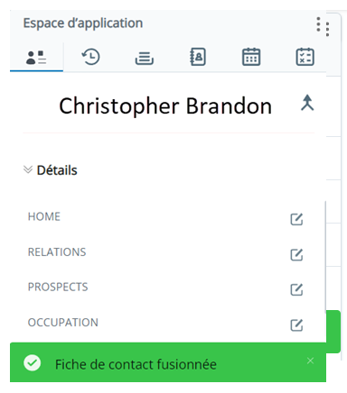 Un encadré vert apparaît au bas de carte client et indique « Carte de contact fusionnée ».
