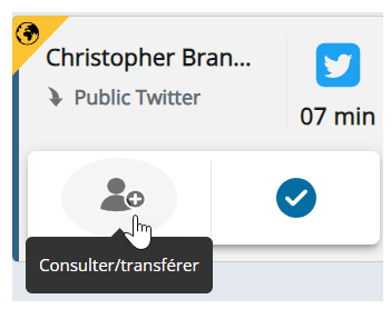 Une interaction Twitter active. Le curseur survole l’icône Transférer : une personne avec un signe plus.