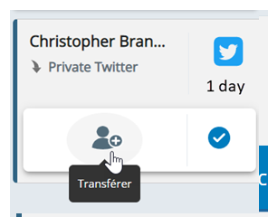 Un message de réseau social actif. Le curseur survole l’icône Transférer, une personne avec un signe plus.