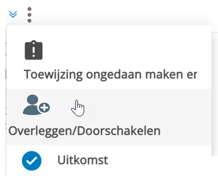 Het pictogram Meer, drie verticale stippen, wordt aangeklikt en de cursor beweegt over het pictogram Overleggen/Doorschakelen: een persoon met een plusteken.