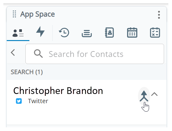O cursor passa sobre o ícone de Mesclar ao lado de um cartão de cliente para Christopher Brandon, Twitter.