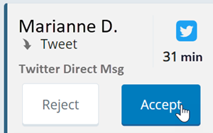 呼入 Twitter 消息。显示联系人姓名、Twitter 图标、排队时间以及拒绝和接受按钮。